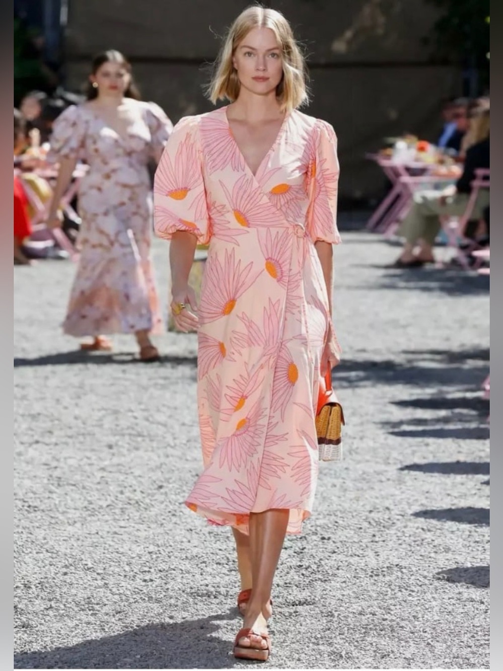 Kate Spade 100% Cotton Falling Flower Wrap Dress in Light
Guava Juice Size 00
